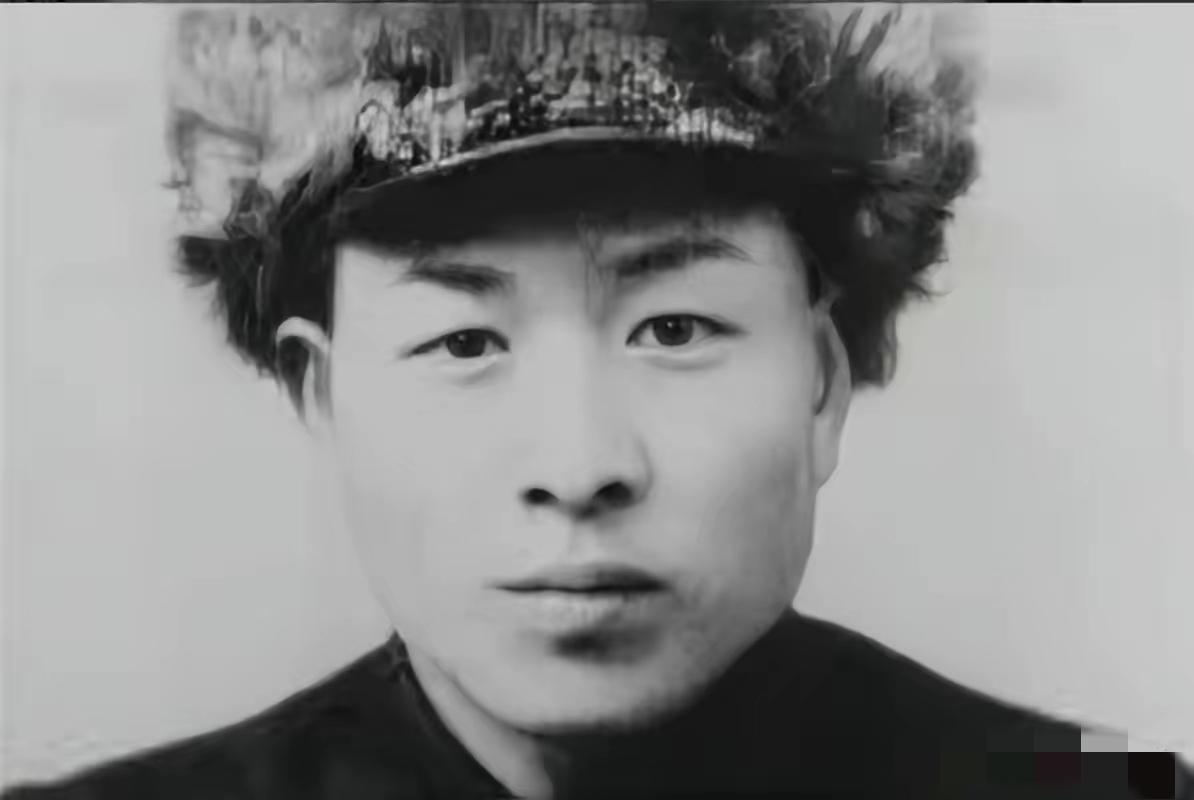 1941年，1名八路军战士意外遭遇8名日军追逐农妇，他默默打开刺刀​​这不是杜