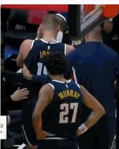 掘金迎来重创，约基奇在一次冲抢篮板时候，被队友斯潘塞-琼斯踩到腿部误膝盖过度伸展