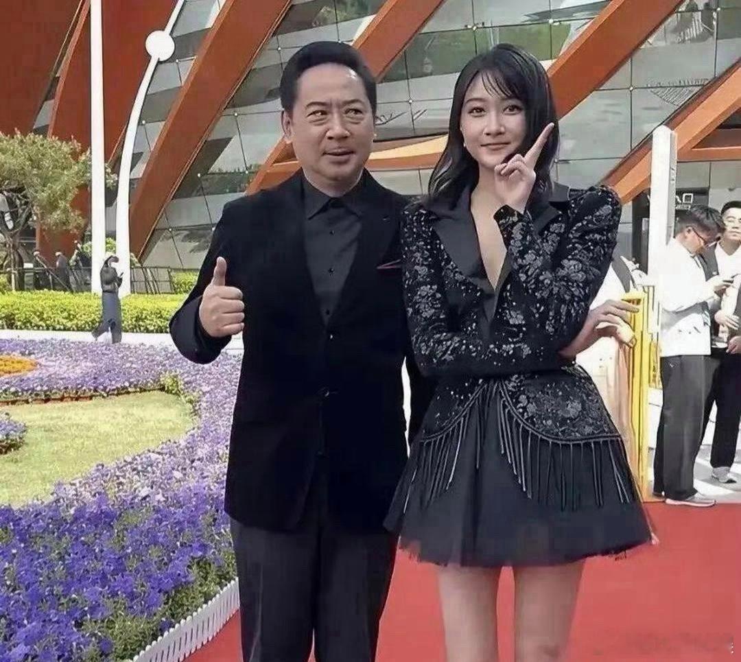 只要关晓彤觉得不尴尬，尴尬的就是别人。