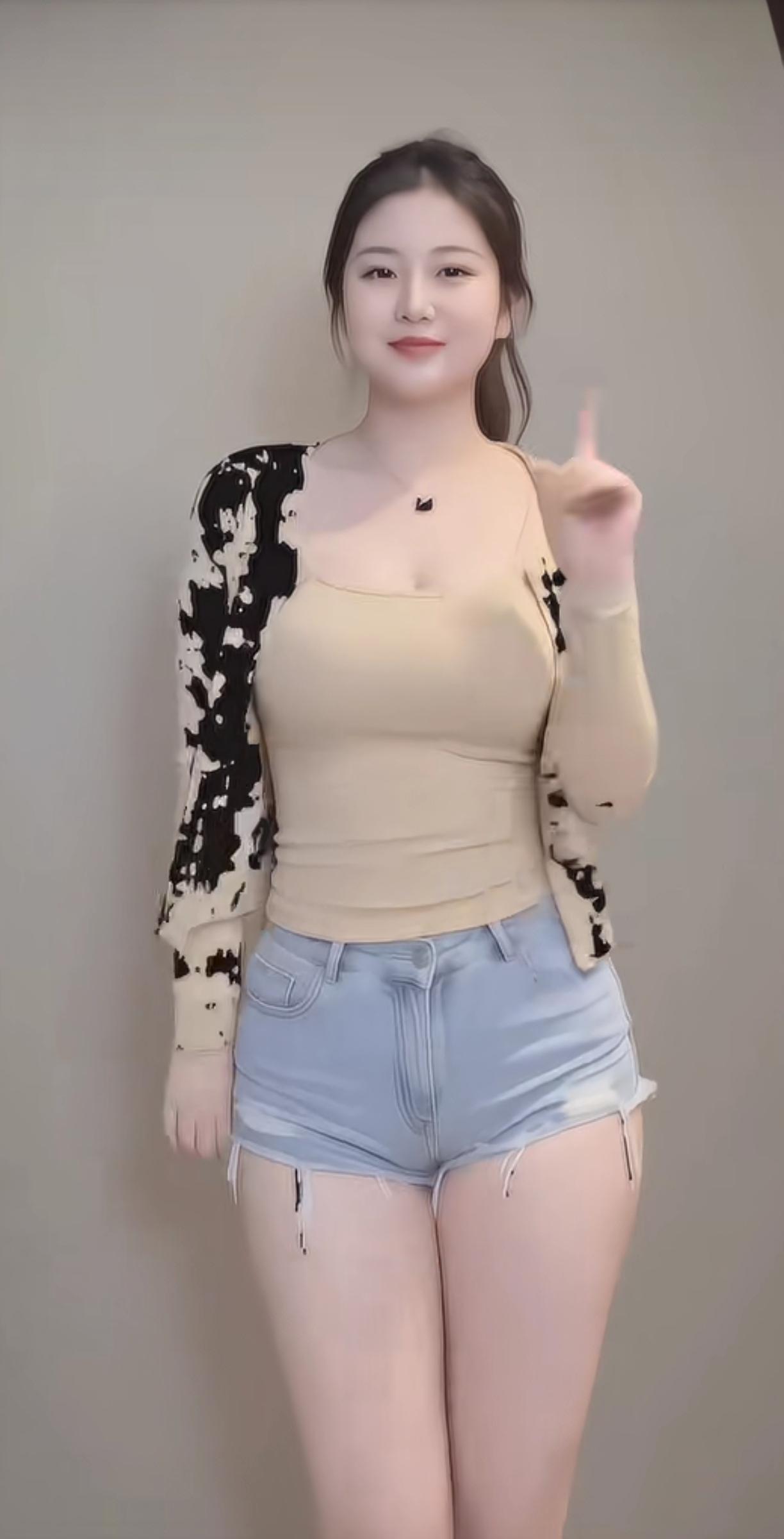 为什么女孩喜欢穿紧身衣服？！