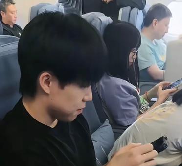 王励勤又来一把火，国乒返京全员经济舱，孙颖莎王楚钦不例外！我的乖乖，如果