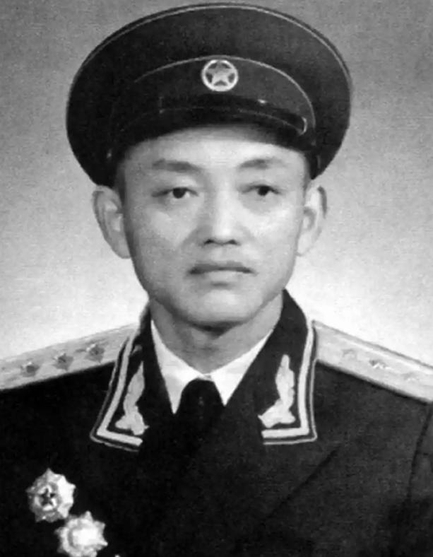1951年，志愿军91团遭美军围困，在商议突围方案时，团长提议往南突围。大家先是