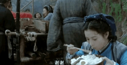 1995年，在《大话西游》拍摄现场，蓝洁瑛拿着一个盛了饭的小碗，快速地吃着。周星
