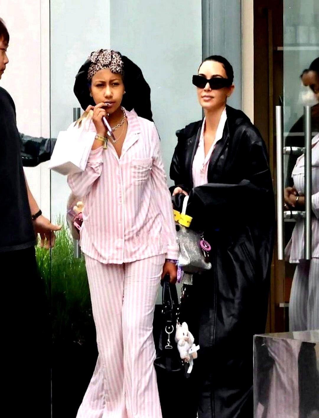 刷到卡戴珊大女儿North的照片，我愣了下——12岁啊，那眼神、姿态，哪像个小孩