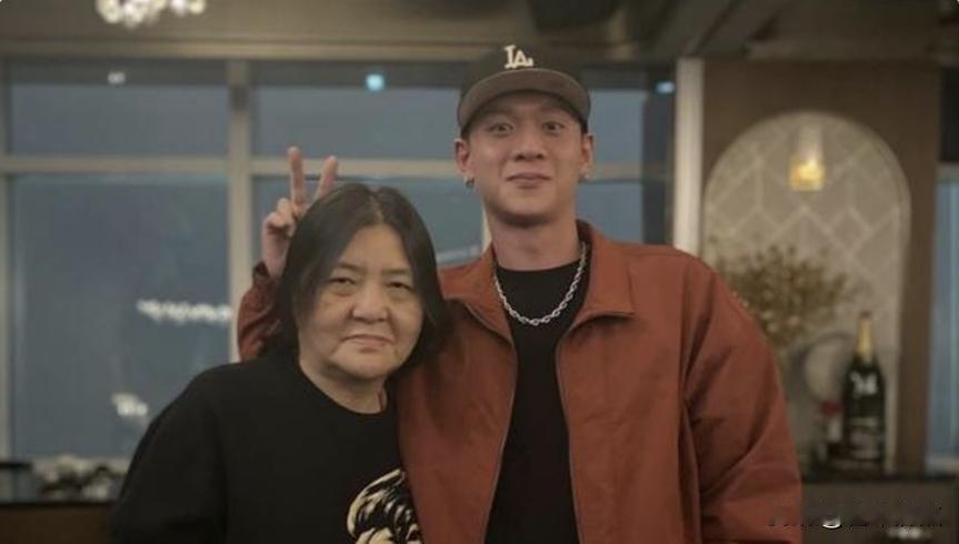 橘红外套，23年没喊过一声妈，他站在那儿像回家了。2026年2月18号，年夜饭