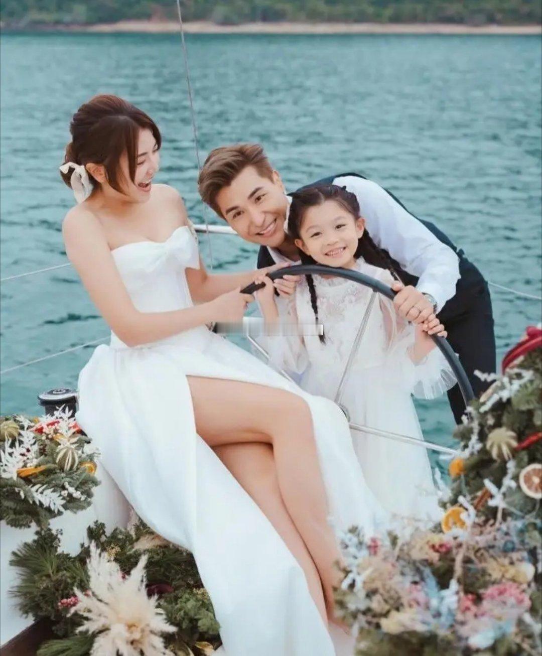 TVB陈展鹏晒一家三口合照庆祝平安夜，高颜值一家好养眼！！！！！！