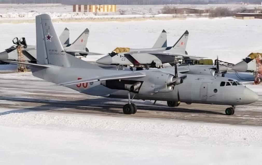 乌克兰无人机在克里米亚摧毁俄军1架An-26运输机，导致俄军伤亡今天克里米亚