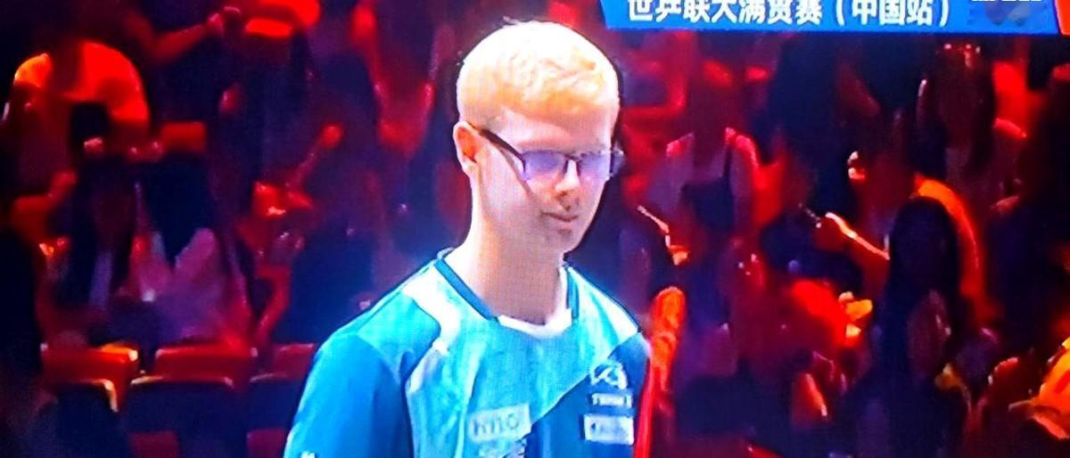 第七局10-10，他发了个长球，没拉起来，球出界了。勒布伦没喊，没跳，就那么一