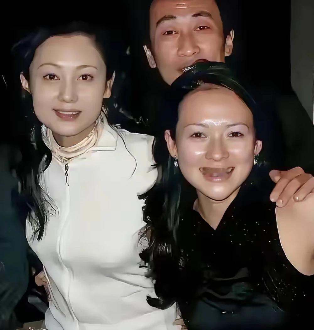 章子怡身高164cm，和她合影的这位美女是谁啊！五官和皮肤状态也太绝了吧，站在她