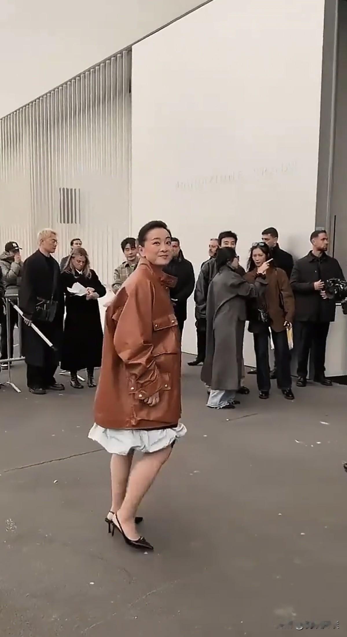 贾玲整容后，确实比以前苗条了不少，不过还是觉得胖的时候可爱些，让人亲近，现