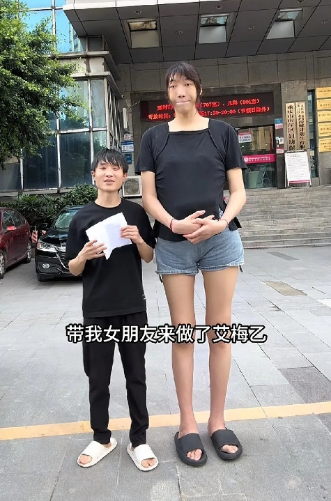 身高相差52厘米！1.68的男生和2.2米的女生相爱，现已怀孕三个月，网友打趣这