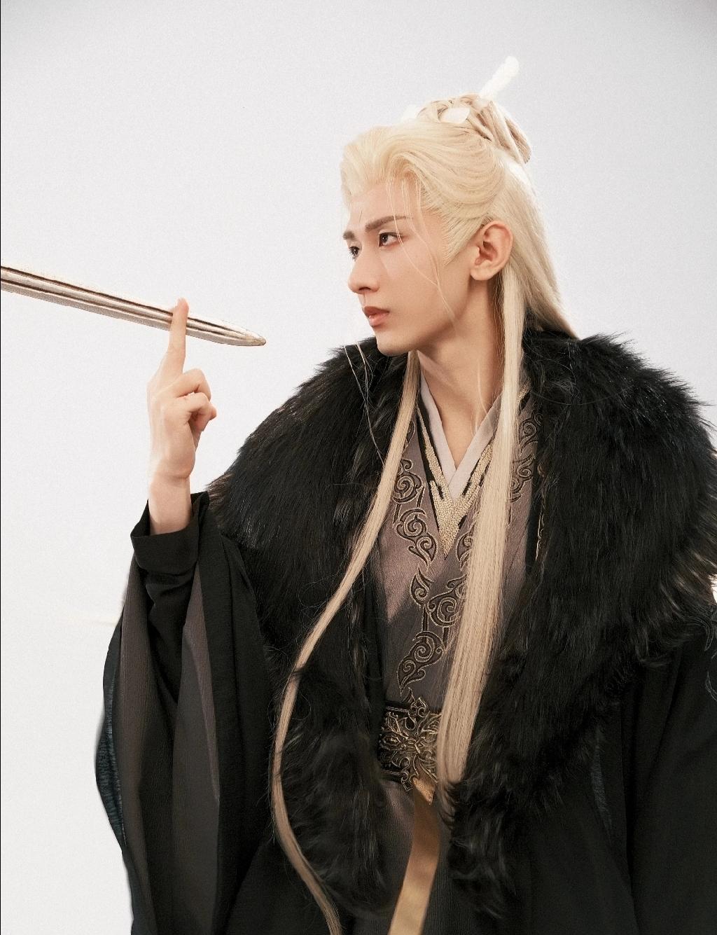 终于知道导演为什么找成毅出演《赴山海》了。不是因为他在《莲花楼》表现好只是导