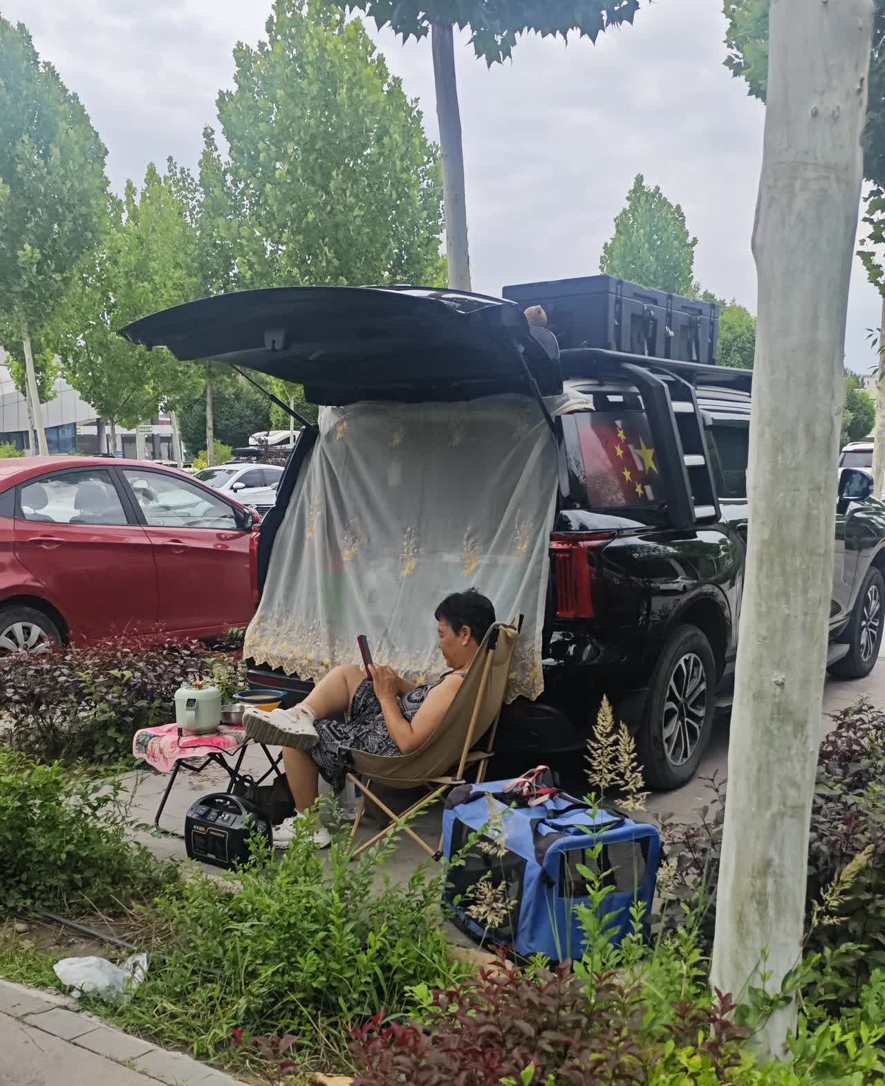 见多了口岸形形色色的汽车旅行者以后，我再也不羡慕什么房车旅行了，倒是他们领着退休