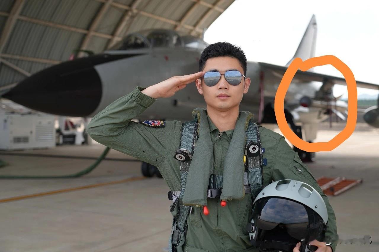 豹爷在我们海空体系内绝对还有一席之地。豹爷挂载YJ83CK的照片，豹爷一次可