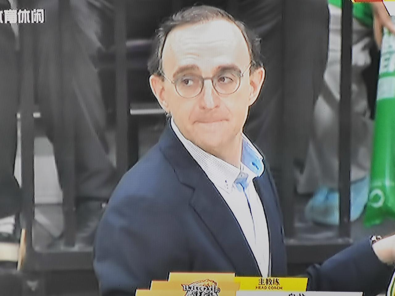 三支昔日总冠军队联手阻止上海队夺第二冠。广厦队坐山观虎斗，不当得利。本赛季季后