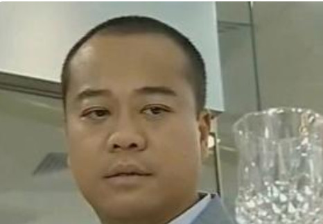 当年，欧阳震华跑了10多年龙套，一直不温不火，同学吴志强就对他说：“我改名后，就