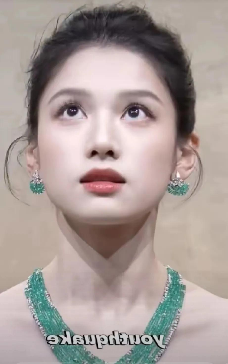 张婧仪简直是珠宝界的“天选之子”！当她与珠宝同框，那画面美到犯规。美貌如璀璨星光