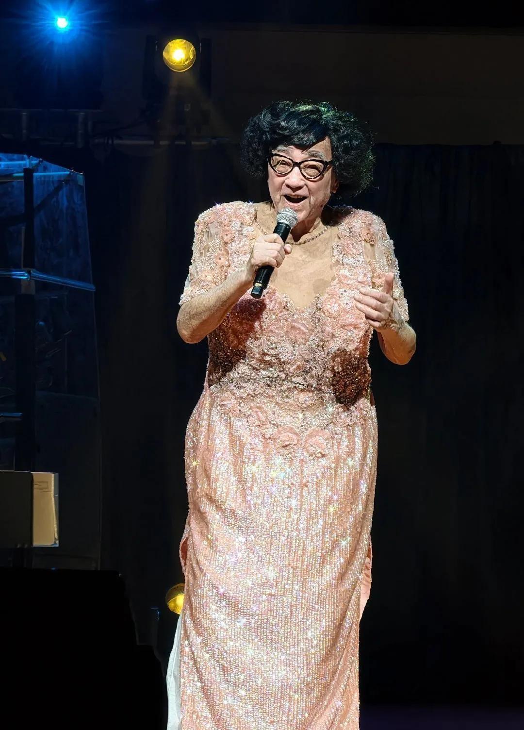 心脏搭过桥，血糖跟了30年，医生让她认命。70多岁的叶丽仪偏不，她扭头就跟周润发