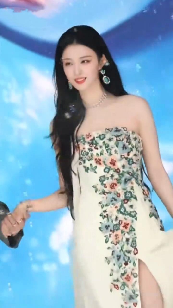 王楚然好美好飒好温柔，身段仪态好绝[赞][赞]娱