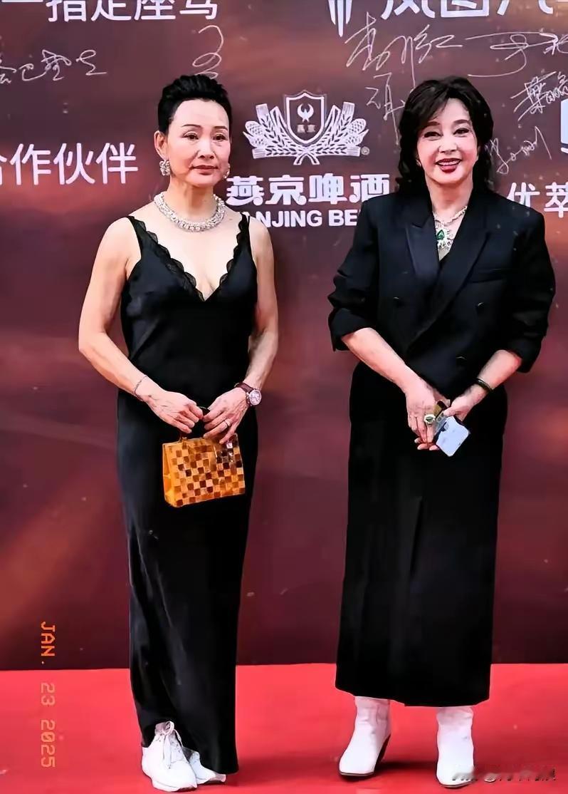 图一是刘晓庆与陈冲现在的合影，图二是1980年刘晓庆与陈冲的合影，她们当时凭借在