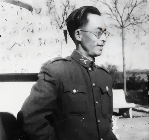 1949年，国军师长李碧光被俘，面对审问，他提了一个奇怪的要求：“能否帮我给周恩