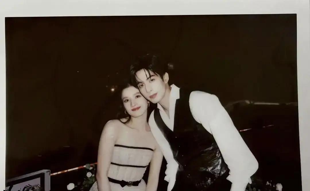 健身房偷拍流出，宋威龙和她没避镜头画面里两人蹲着帮对方绑沙袋，手指碰到也没