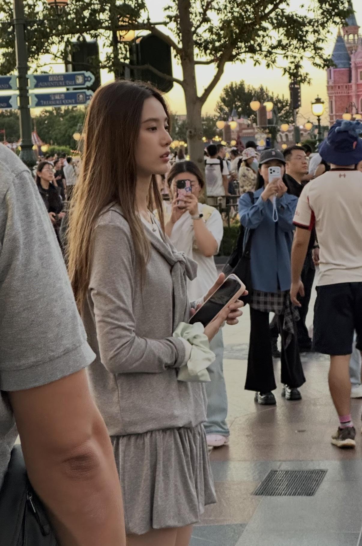 上海迪士尼偶遇徐艺洋，明星是不是也有烦恼，感觉走到哪里都被人盯着，随时都有摄像头