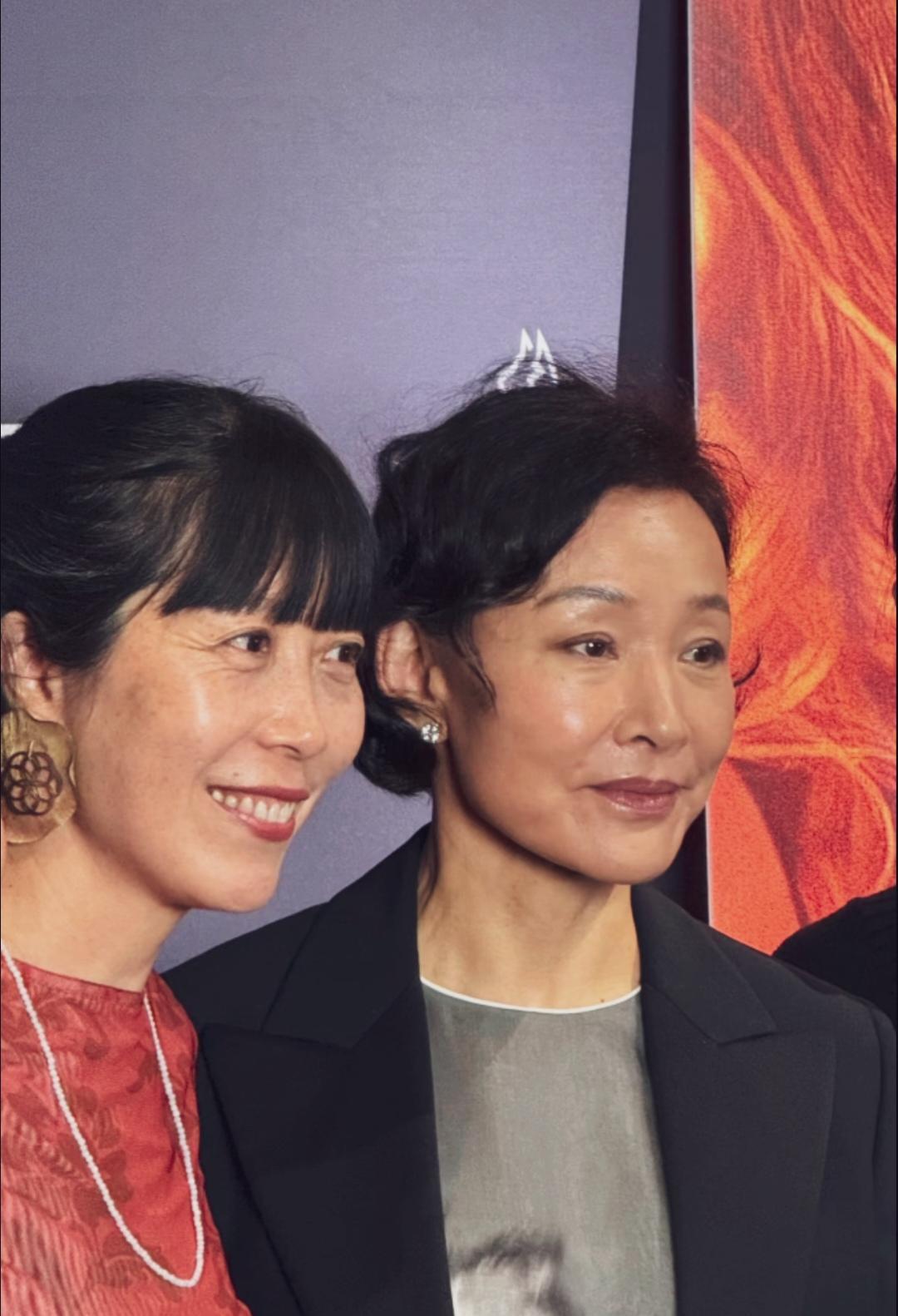 陈冲微卷短发，穿搭得体，气质温柔。容颜年轻了不少！没有医美痕迹！这才是这个年龄该