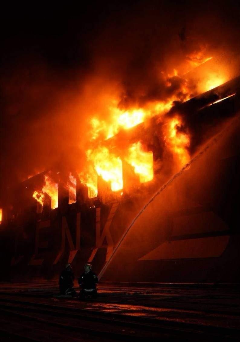 敖德萨港深夜，爆炸声撕碎了这座城市短暂的平静，一艘满载欧盟援助电力设备的土耳其滚