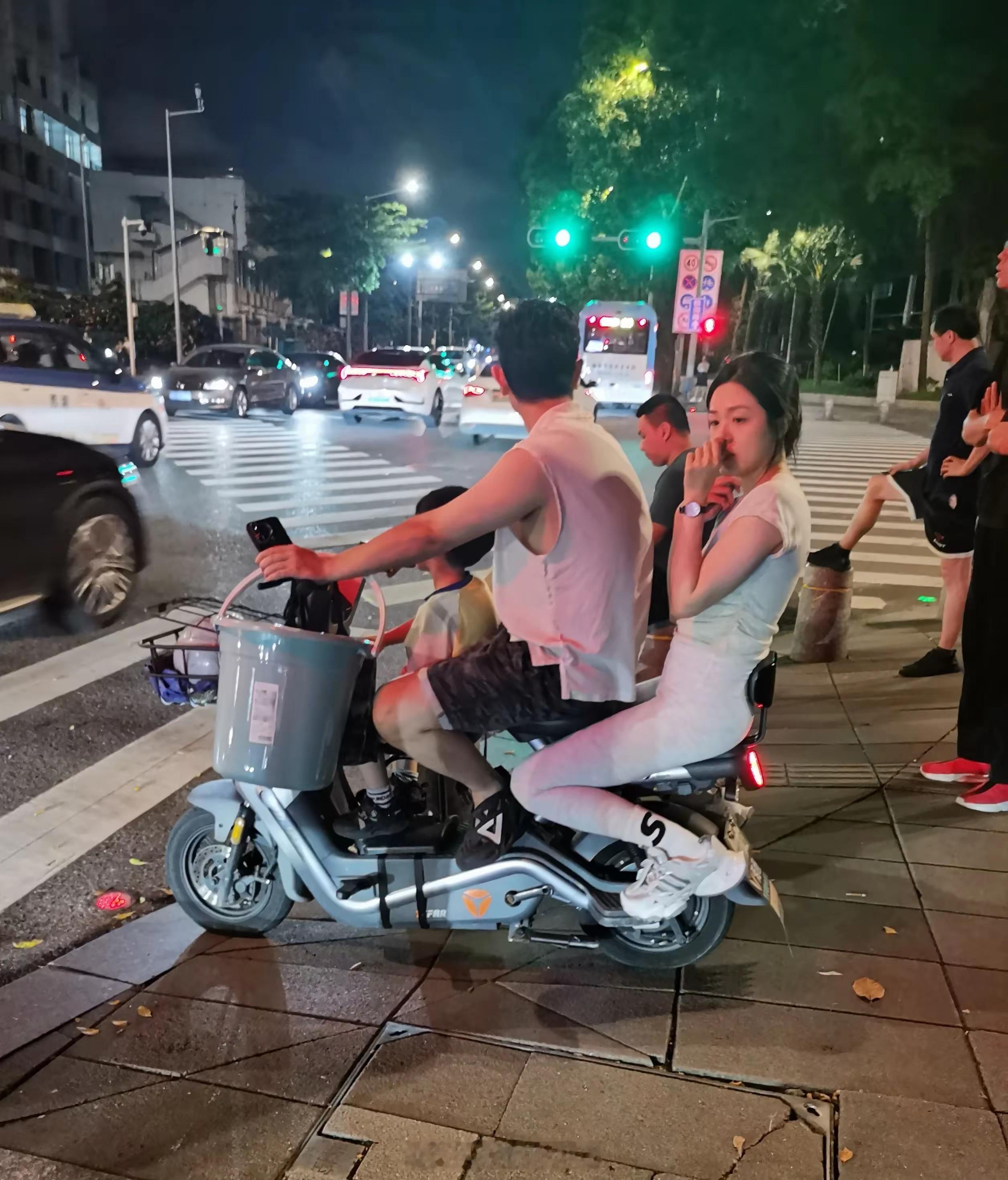 小小电动车，幸福的一家三口。单身的朋友，不要再抱怨大环境吧？