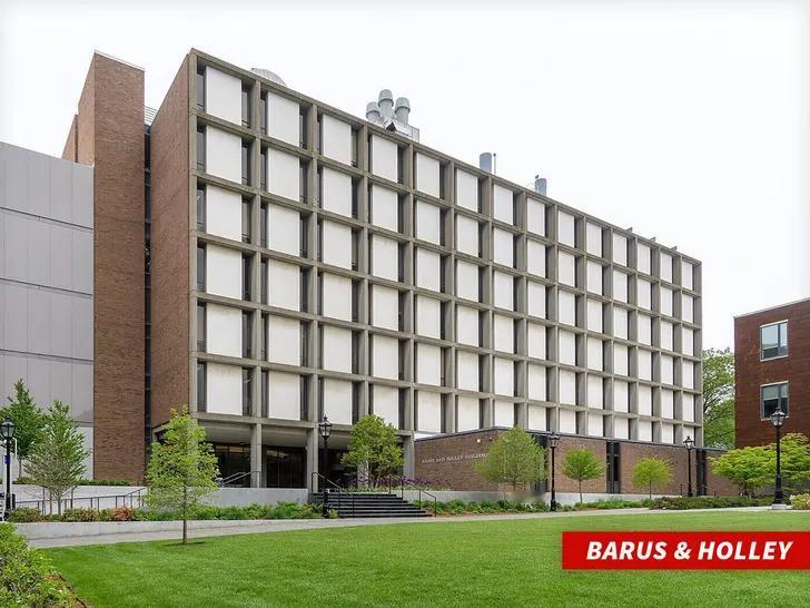 恐慌：常春藤大学两名学生被枪杀，至少八名受伤，嫌疑人尚未抓获！12月13号下