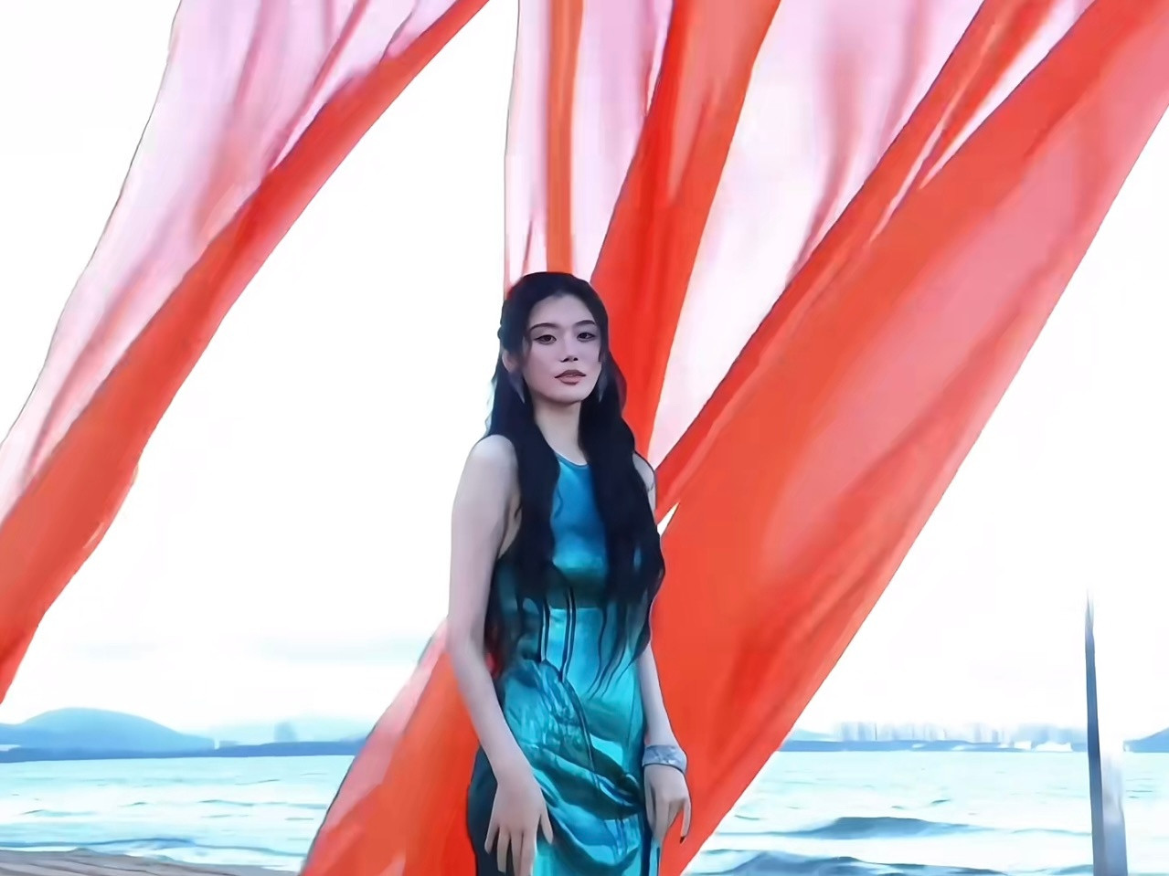 奚梦瑶湿漉美人鱼造型美的好权威这是什么波光粼粼的美人鱼上岸going我了！奚梦