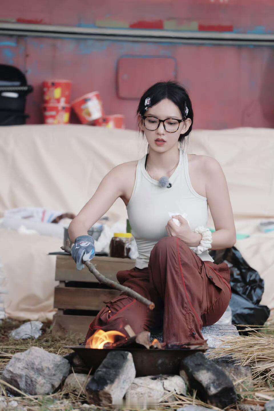 程潇嗨放派认真干活的潇潇