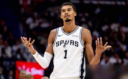 刚砍40+13就官宣躺平！文班亚马掐着点踩中MVP获奖红线他打76人时撞得左