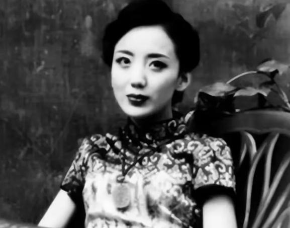 1922年，黄金荣告诉妻子林桂生："我要娶露兰春，你交出正室之位和家里的财政大权