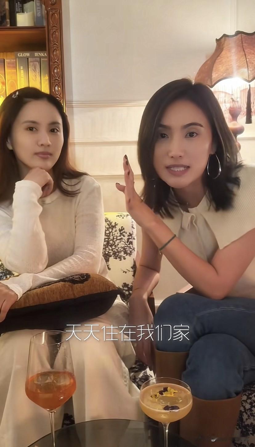 海哈金喜离婚后复联闺蜜，找回年轻时候的生活，这位闺蜜是演员也是同学，以前经常在她