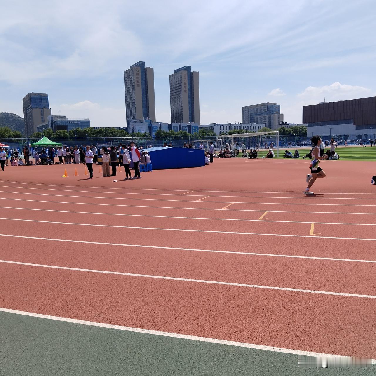 五四青年节快乐，跑步以纪念。低心率跑了5公里后加速，超慢跑，确实舒服。后三公