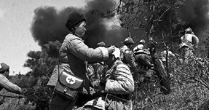 1952年，彭老总发现志愿军战士使用的急救包里面居然是烂棉花，后方医院使用的药片