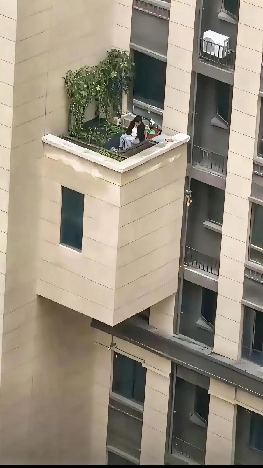 这女的胆子也太大了，这么高周围连个护栏都没有，她还敢在上面种花!物业看到这情况，