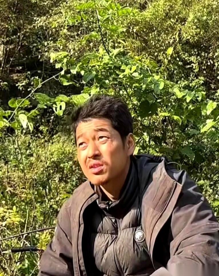 心率都掉到52了。爬个坡，脚软、头晕。身体在报警，在扯着嗓子喊：哥们儿，咱不玩