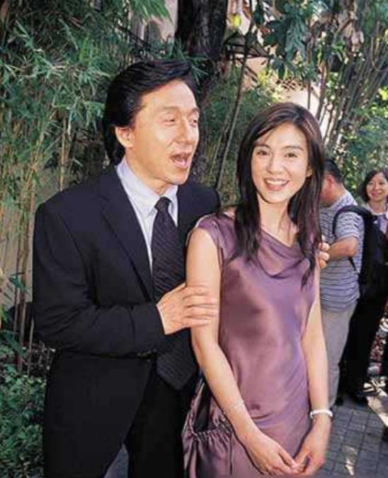 [啤酒]1997年，23岁的杨采妮把银行卡里攒的千万港币取出来，全部投进新加坡一