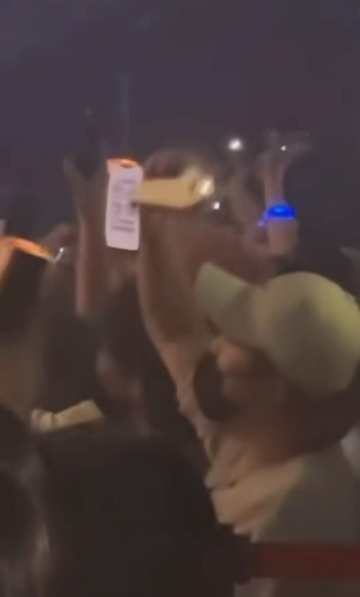 “是不是心里想着你爱的姑娘，笑起来像个太阳”，歌词多么美好啊！看到王楚钦跟随音乐