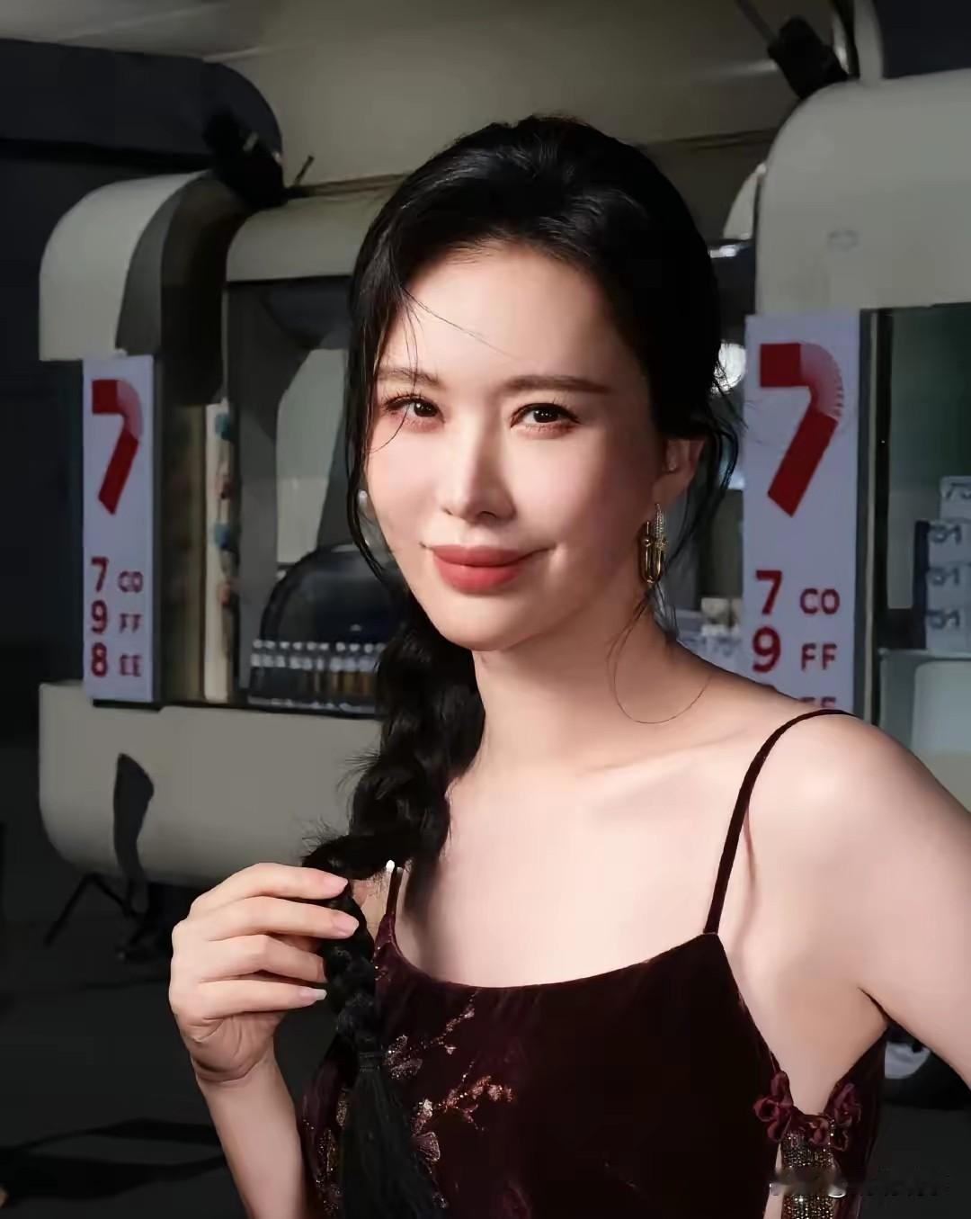 王石75岁上场，田朴珺守在场边。不是因为王石有钱也不是因为田朴珺长得漂亮