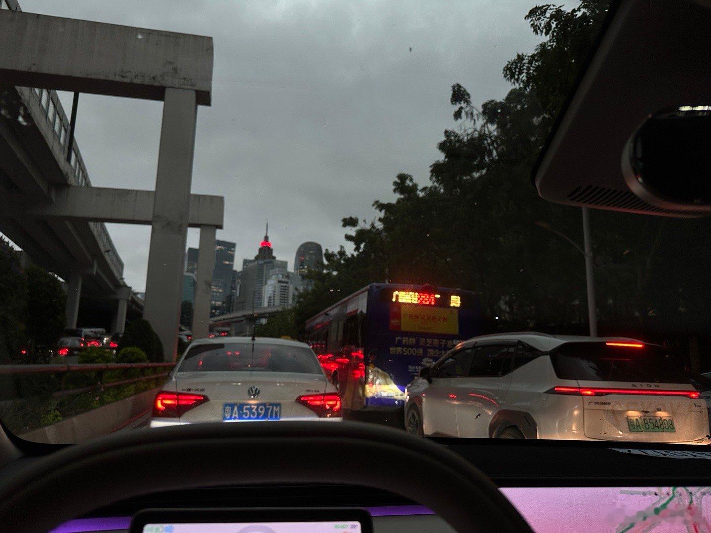 大暴雨杀到来啦，还在上班路上的朋友赶快一套地铁吧，地面没法走了[笑着哭]​