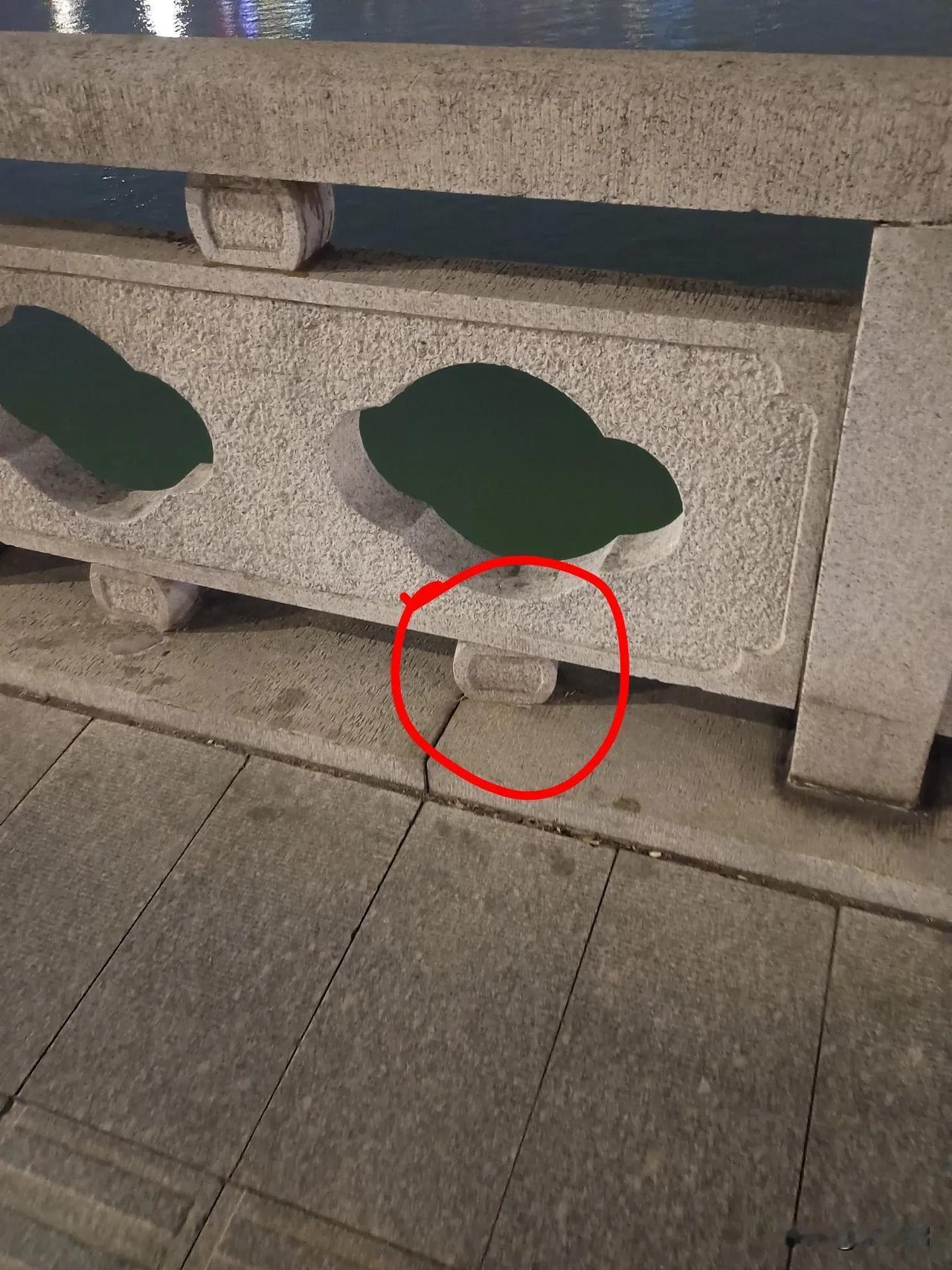 苏州，历经二三十年的一些老桥，其配件粘合剂是否已然失效？缺失松动一个石块，或属