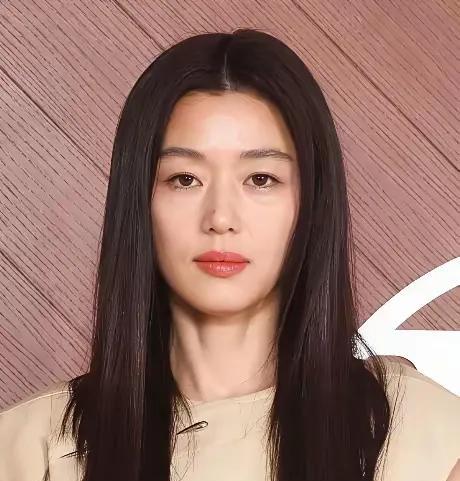 韩国女生全智贤老了而且还有了沧桑感说实话我从来没有感觉她有多漂亮但是她气