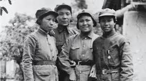 1951年横城：美军师长躲在坦克里哭着求援：中国军人抱着炸药往履带里钻！