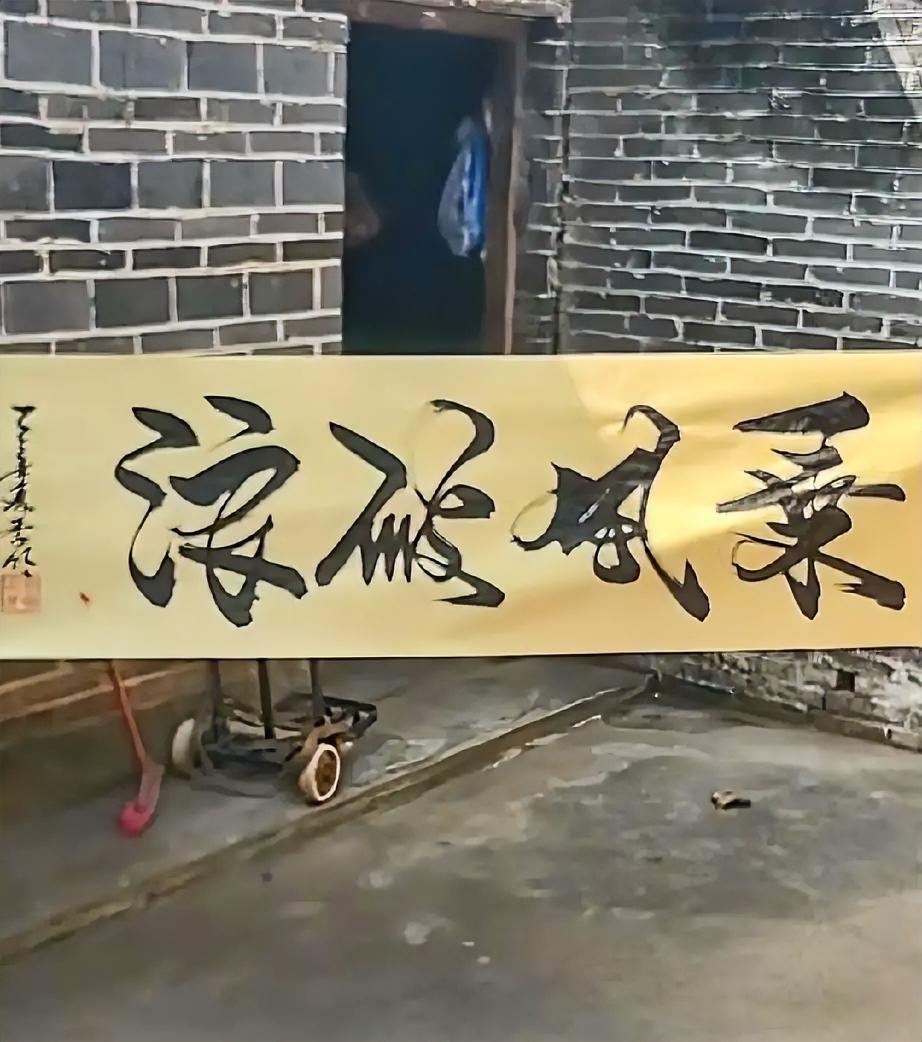很多吹捧李明同学的人，其实是在借李明的书法来表达对专业书法圈的不满，这时候，李明