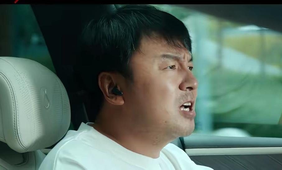 看完《惊蛰无声》，一直回味雷佳音那诚慌诚恐的神态。本片中他饰演的李楠是一个被境