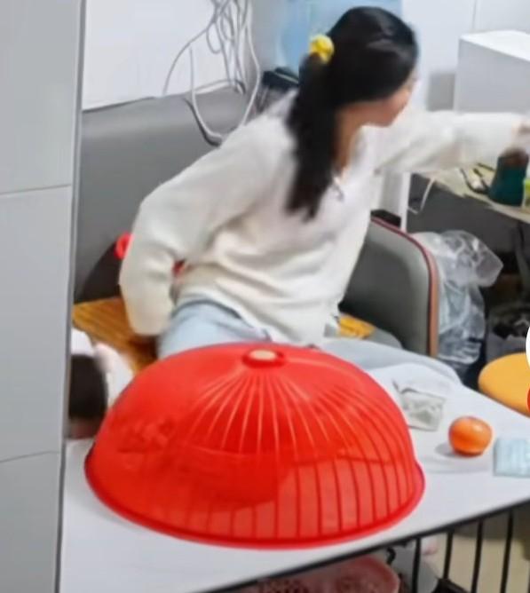 妈妈扭头一个不注意孩子的脸磕在了茶几上，只听哐的一声，妈妈立马回身抱起孩子，